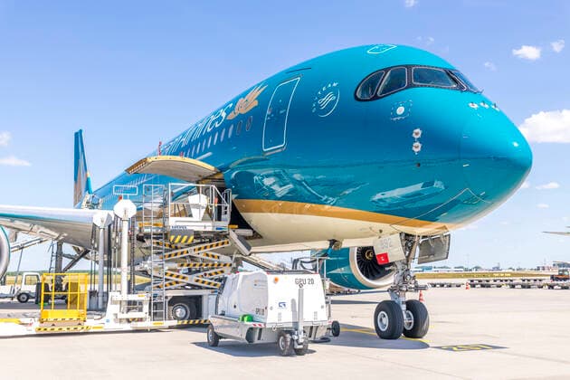 Bilder des Jahres 2020, News 05 Mai News Themen der Woche KW22 News Bilder des Tages am 29.05.2020 landet auf dem Flughafen Leipzig Halle ein Frachtflugzeug der Vietnam Airlines - Airbus A350 mit wichtiger Ware: Medizinische Ausrüstung für die Region Leipzig. Dies ist das Ergebnis der internationalen Partnernetzwerke der Invest Region Leipzig und konnte durch die Kooperation zwischen einer vietnamesischen Unternehmensgruppe und den Sana Kliniken entstehen. Anlässlich dieses Termines ist weiterhin die Übergabe einer Spende der vietnamesischen Partner über 100.000 Atemmasken sowie 10000 Corona Test Kits geplant. Zudem informieren Sie die Gesellschafter der Invest Region Leipzig zu den Hintergründen und weiteren Vorhaben im Rahmen der wirtschaftlichen und kulturellen Zusammenarbeit der Region Leipzig und Viet