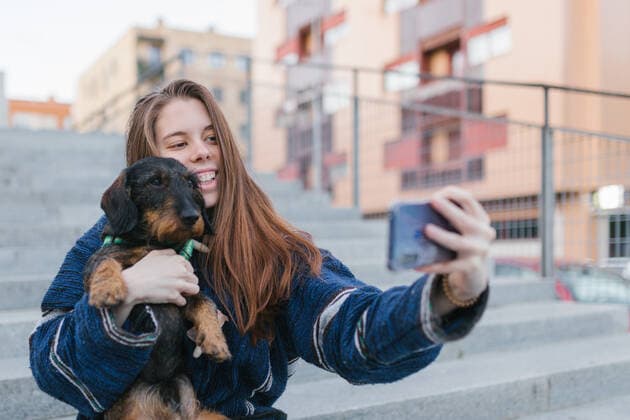 IMAGO Creative, Lifestyle, Frühling in der Stadt Alternative young adult woman making a selfie photo with her dog Salamanca, CL, Spain CR_ALHE200515-400337-01,model released, Symbolfoto