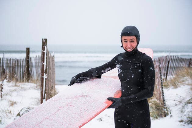 IMAGO Creative: Alternativer Wintersport Woman going surfing during winter snow South Kingstown, RI, United States CR_CABR200409-336830-01,model released, Symbolfoto
