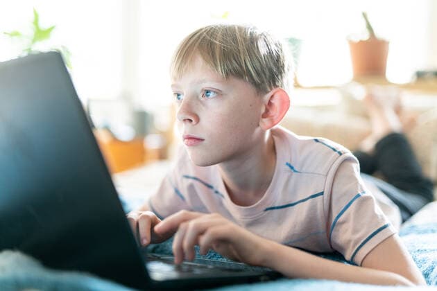 Close up portrait of teen working on laptop inside on bright sunny day Orinda, CA, United States CR_CHEREN200504-359740-01,model released, Symbolfoto