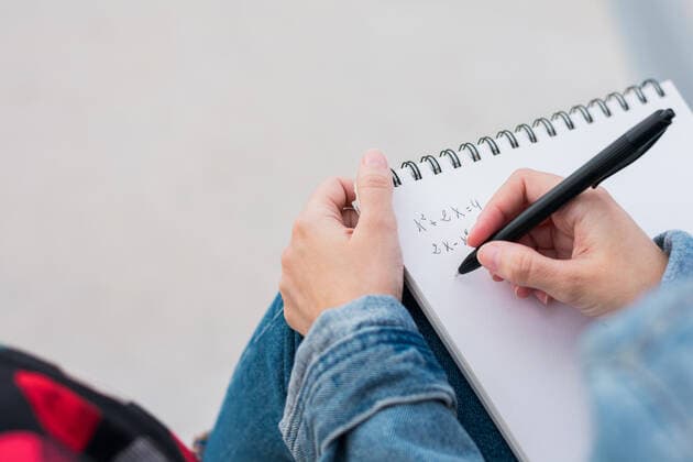IMAGO Creative: Bildung, Schreiben Close up of a young college student taking notes on campus Elche, Valencian Community, Spain CR_CRBL200430-362034-01,model released, Symbolfoto