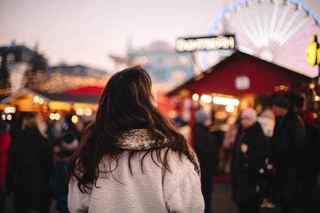 Back view of teenage girl enjoying city during Christmas CR_DMBE200518-305102-01,model released, Symbolfoto
