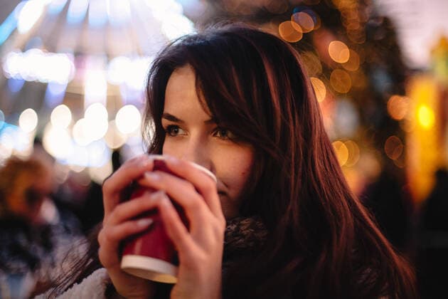 Portrait of teenage girl drinking mulled wine in Christmas market CR_DMBE200518-305116-01,model released, Symbolfoto