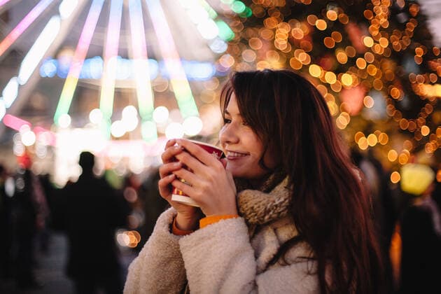 Portrait of happy teenage girl drinking mulled wine during Christmas CR_DMBE200518-305126-01,model released, Symbolfoto