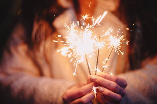 Female hands holding sparklers during Christmas in city CR_DMBE200518-305197-01,model released, Symbolfoto