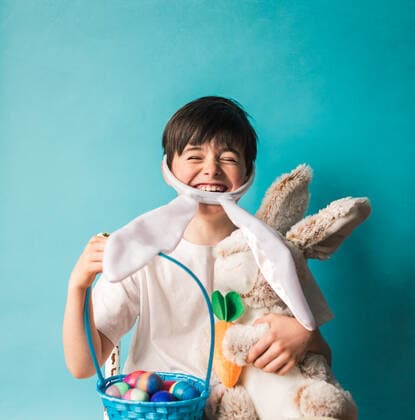 Boy wearing bunny ears holding toy rabbit and Easter eggs in a basket. Kingston, ON, Canada CR_DOHO200428D-369224-01,model released, Symbolfoto