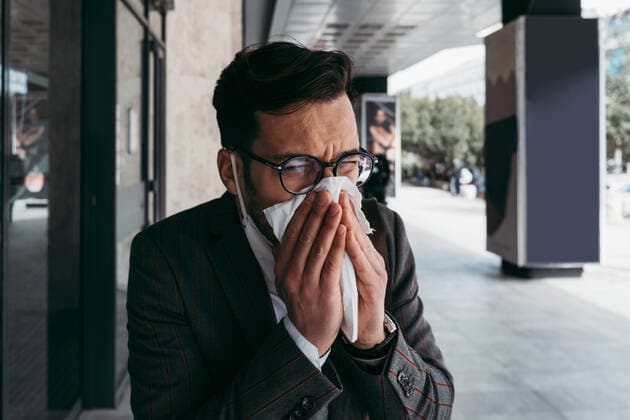 Sick man with protective face mask coughing and sneezing on street. Novi Sad, Vojvodina, Serbia CR_DUJO200415-349203-01,model released, Symbolfoto