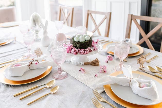 IMAGO Creative, Ostern, Bräuche, Osterbrunch Easter tablescape with pink touches and eggs Comox, BC, Canada CR_EMYE200406A-338912-01,property released