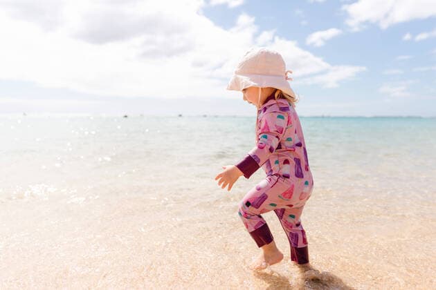 IMAGO Creative, Jahreszeit Sommer, Sonnenschutz Toddler girl playing in the ocean Hawaiian Beaches, HI, United States CR_EMYE200407B-338989-01,model released, Symbolfoto