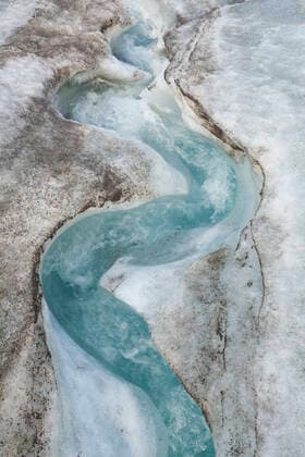 IMAGO Nature: Unsere Erde, Klimawandel, Gletscherschmelze Meltwater stream on Snowbird Glacier, Talkeetna Mountains, Alaska United States, Alaska, Palmer CR_ETWE200407E-310559-01