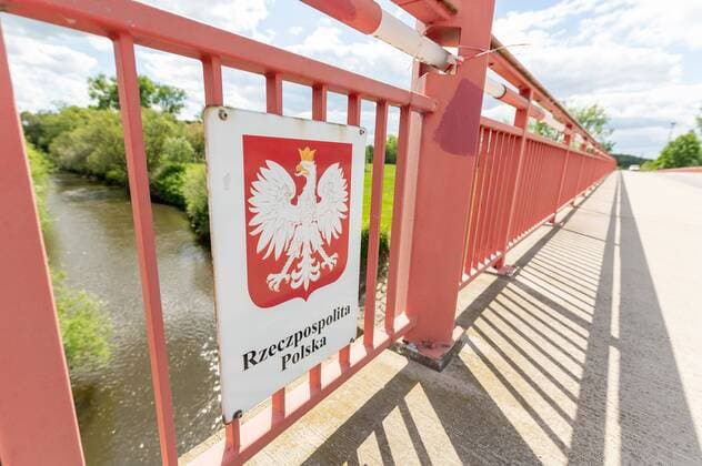 Hagenwerder - Pfingstreiseverkehr: Zusätzlicher Grenzübergang zur Republik Polen 29.05.2020 Hagenwerder, Grenzübergang Fotograf: LausitzNews Stefano Nostitz Text PD Görlitz: Die polnischen Behörden öffnen für einen begrenzten Zeitraum den Grenzübergang Hagenwerder bei Görlitz. Damit soll vor allem die Görlitzer Innenstadt am Wochenende entlastet werden. Der Grenzübergang ist lediglich für Pkw und kleinere Lkw zugelassen. Daher hat die Polizei folgende Empfehlungen an die Kraftfahrer: Lkw-Fahrer auf dem Weg in die Republik Polen bzw. weiter nach Osten bleiben bitte auf der Bundesautobahn. Der Grenzübergang Ludwigsdorf ist in Sachsen für Lkw die einzige Möglichkeit der Ausreise. Halten Sie stets Rettungswege und Anschlussste Copyright: xLausitzNews.de StefanoxNostitzx