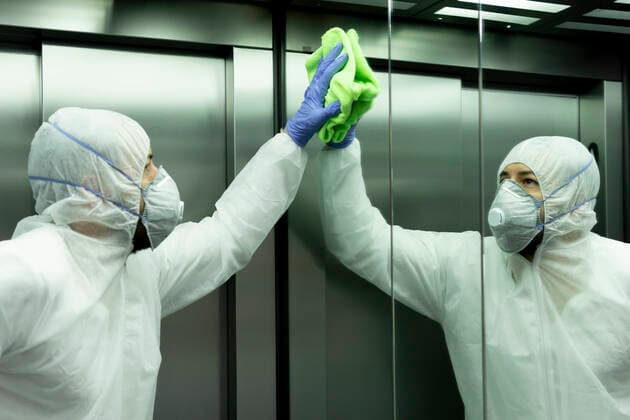 coronavirus. Worker disinfecting hospital elevator to avoid contagion. Madrid, Community of Madrid, Spain CR_IVAR200331-342593-01,model released, Symbolfoto