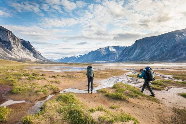 Backpackers hiking through Akshayak Pass, Baffin Island, Canada. Pangnirtung, NU, Canada CR_JDIP200331-320730-01,model released, Symbolfoto
