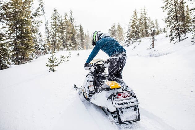 IMAGO Creative: Alternativer Wintersport Rear view of man snowmobiling in winter weather. Kamloops, BC, Canada CR_JDIP200506-311164-01,model released, Symbolfoto
