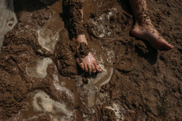 IMAGO Creative: Ruhe im Chaos young child s legs covered in mud Denver, CO, United States CR_JEMI200430A-277460-01,model released, Symbolfoto