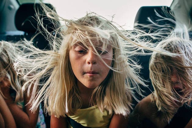 boys and girls in backseat of car with hair blowing in wind Windsor, ON, Canada CR_JEOH200521-347531-01,model released, Symbolfoto