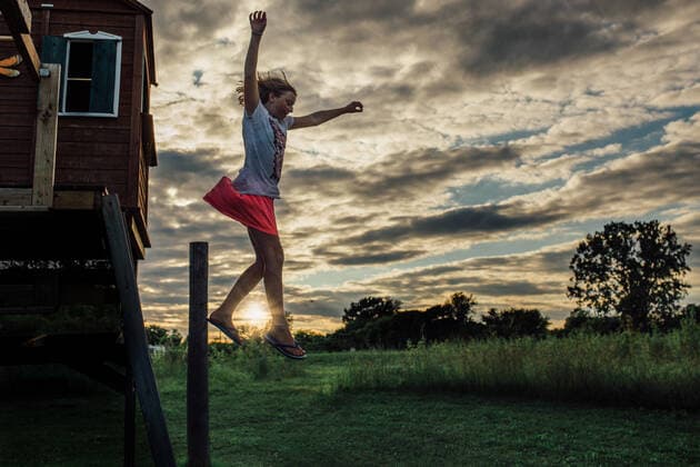IMAGO Creative, Leben im Bamhaus Girl jumping off of tree house swing set in yard Windsor, ON, Canada CR_JEOH200521-347535-01,model released, Symbolfoto