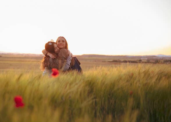 two women holding hands at sunset in the field Madrid, Community of Madrid, Spain CR_JOCE200515-393108-01,model released, Symbolfoto