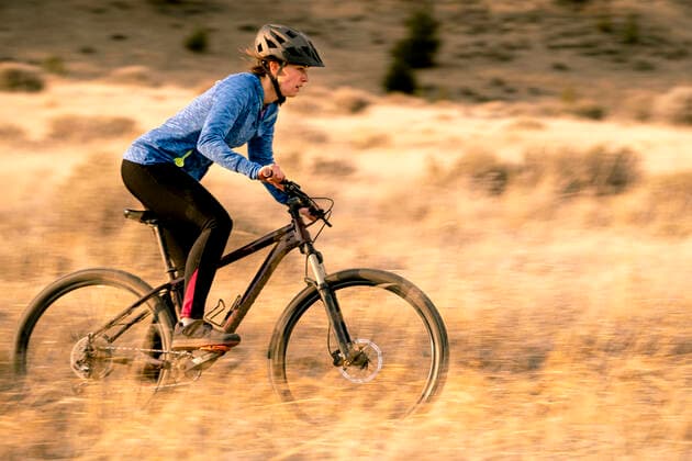 Woman riding downhill mountain biking during sunset Three Forks, MT, United States CR_NABA200428-361291-01,model released, Symbolfoto
