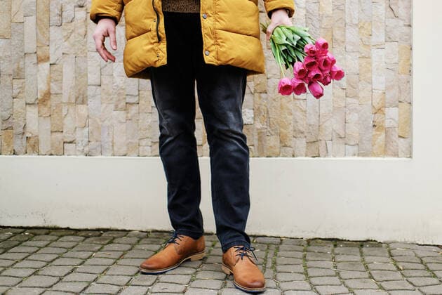blond man in a yellow winter jacket with a bouquet of tulips in hands Paris, IDF, France CR_ORFI200407-330789-01,model released, Symbolfoto