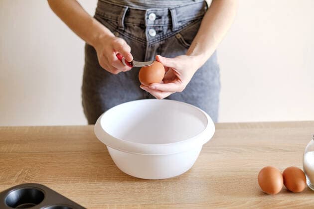 IMAGO Creative: Clickbait, Rezepte und Kochen woman breaks an egg with a knife over a plate to cook a delicious meal Lviv, Lviv Oblast, Ukraine CR_ORFI200501A-353457-01