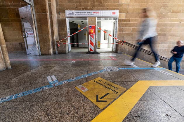Deutschland, Baden-Württemberg, Stuttgart, 29.05.2020: Hauptbahnhof Stuttgart. Alle Shops, Restaurants und Serviceeinrichtungen sind geschlossen oder in andere Gebäude verlagert. Der denkmalgeschützte Bonatzbau wird fünf Jahre lang kernsaniert. Kosten: rund 250 Millionen Euro. Reisende müssen sich auf erhebliche Änderungen ihrer Reisewege und auf Umwege einstellen. Die Große Schalterhalle präsentiert sich in trostlosem Zustand. *** Germany, Baden Württemberg, Stuttgart, 29 05 2020 Stuttgart Central Station All shops, restaurants and service facilities are closed or moved to other buildings The Bonatzbau, a listed building, will undergo a five-year core renovation Cost around 250 million euros Travellers have to prepare for con