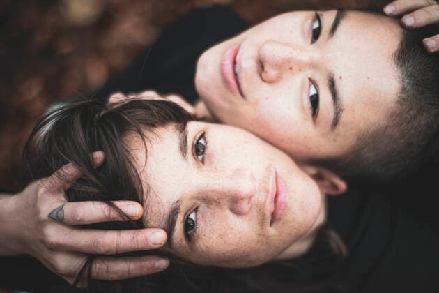 birds eye portrait of mixed race gay female couple in winter woods Prague, Prague, Czechia CR_PIDODS200410A-326423-01,model released, Symbolfoto