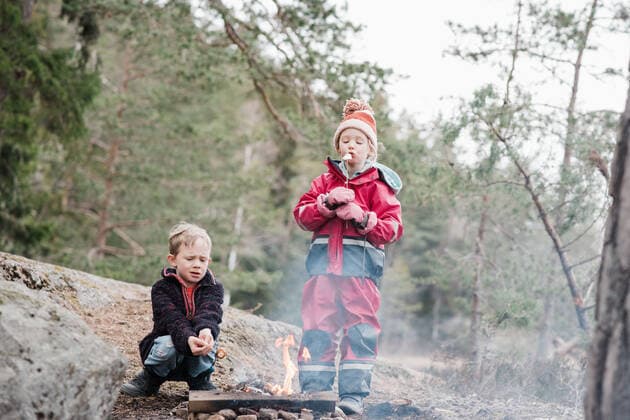 brother and sister cooking marshmallows on a campfire in Sweden Tyresö, Stockholm County, Sweden CR_RABE200414-342306-01,model released, Symbolfoto