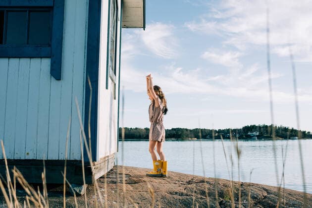 young girl playing dress up at dancing at the beach on her own Norrtälje, Stockholm County, Sweden CR_RABE200518-372609-01,model released, Symbolfoto