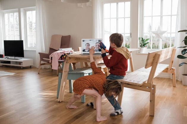IMAGO Creative: Jahreszeit Winter, Fantasievoll drinnen spielen kids showing their grandparents their toys via video call in isolation Norrtälje, Stockholm County, Sweden CR_RABE200521-347883-01,model released, Symbolfoto
