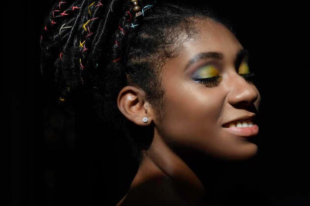 IMAGO Creative: Pride Month 2022, Engagement der Jugendlichen Interior chiaroscuro portrait of young black woman Colombia, Valle del Cauca, Cali CR_RBIG200504-364011-01,model released, Symbolfoto