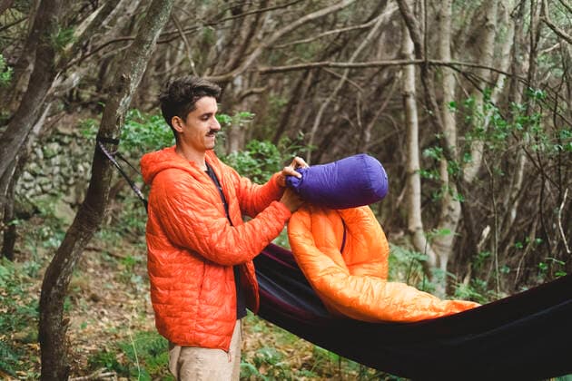 A man packs a sleeping bag and hammock at campsite in the forest Santa Cruz de Tenerife, CN, Spain CR_SEVI200402-201019-01,model released, Symbolfoto
