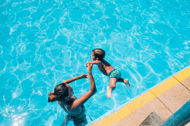 Woman helping child jumping into a pool Santa Cruz de Tenerife, CN, Spain CR_SEVI200402-201328-01,model released, Symbolfoto