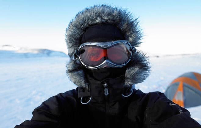 IMAGO Creative: Klimawandel - Nachhaltiges Reisen portrait of mature man at camp on Icelandic glacier Húsafell, Iceland CR_THHE200414B-352551-01,model released, Symbolfoto