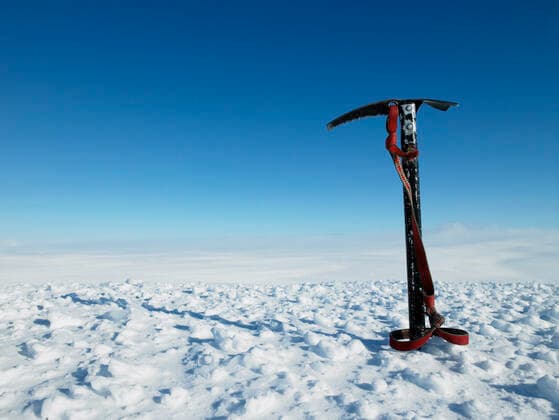 IMAGO Creative: Alternativer Wintersport Ice pick stuck in snow on top of a mountain Skaftafell, Iceland CR_THHE200420C-352559-01