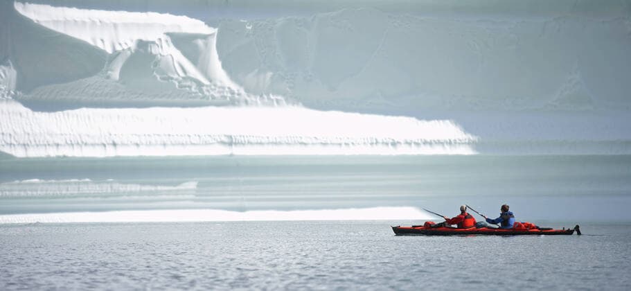 IMAGO Creative: Alternativer Wintersport 2 men traveling on a sea-kayak though the fjords of eastern Greenland Kulusuk, Sermersooq Municipality, Greenland CR_THHE200420D-353740-01,model released, Symbolfoto