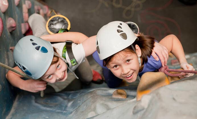 two young girls climbing at indoor climbing wall in England UK Guildford, England, United Kingdom CR_THHE200515D-392795-01,model released, Symbolfoto ,property released
