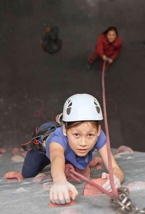 young girl climbing at indoor climbing wall in England UK Guildford, England, United Kingdom CR_THHE200515D-392807-01,model released, Symbolfoto ,property released