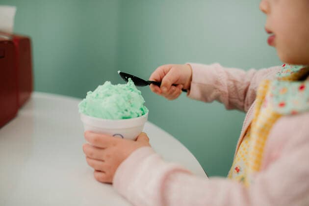 Green ice cream being eaten Midland, MI, United States CR_YICMCJ200521C-375587-01,model released, Symbolfoto