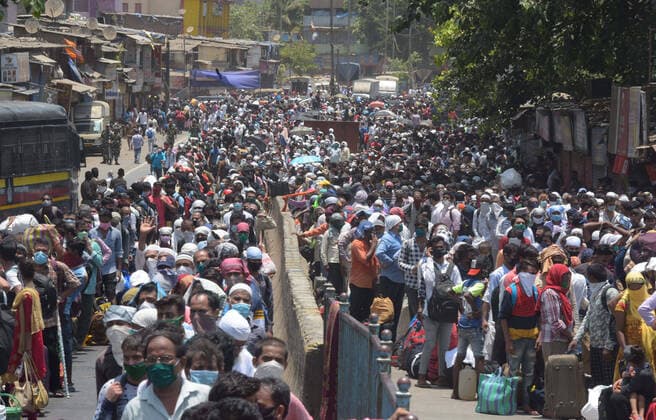 IMAGO Nature: Unsere Erde, Umweltprobleme, Überbevölkerung MUMBAI, INDIA ? MAY 26: Migrants rush and waiting for bus at Dharavi to reach various railway station across Mumbai to board special train to return back to their Native place during lockdown in wake of Covid-19 pandemic, on May 26, 2020 in Mumbai, India. (Photo by Vijayanand Gupta Hindustan Times ) Migrant Workers Returning Home Amid Nationwide Lockdown To Curb Covid 19 Pandemic