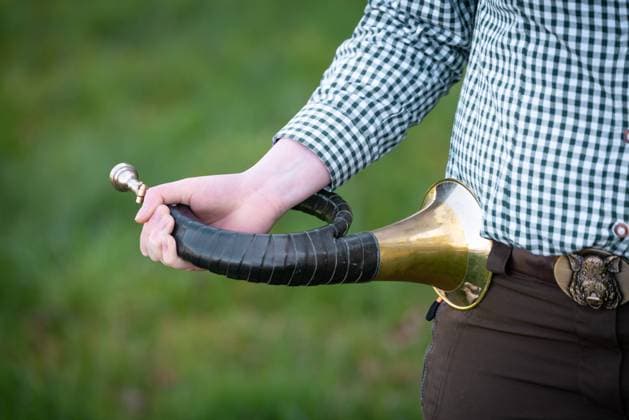 Jagdliches Brauchtum - Jagdhornbläser, junge Jägerin mit Jagdhorn. Jägerprüfung - immer mehr Frauen entdecken für sich die Leidenschaft zur Jagd und Wildhege. Auch die Tradition des Jagdhornblasens gehört bei vielen Waidmännern und -frauen mit dazu. Jagdliches Symbolfoto. Landkreis Münster NRW Deutschland *** Hunting customs and traditions Hunting horn blowers, young huntress with hunting horn Hunters examination More and more women are discovering a passion for hunting and game conservation. The tradition of hunting horn blowing is also part of many huntsmen and women.