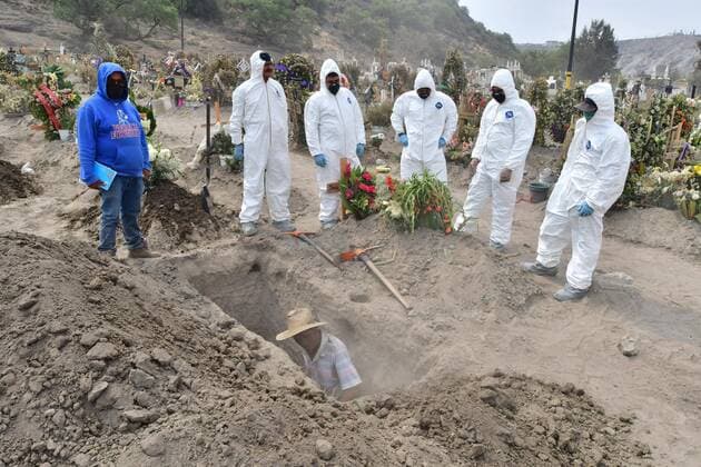Municipal workers make a burial in the dusty pantheon of the municipality of Valle de Chalco, Mexico, 28 May 2020 (issued 30 May 2020). Mercedes, Enrique and Algeria did not know each other in life but their burials coincide the same day and at the same time in an auxiliary land to the cemetery of Valle de Chalco, a Mexican municipality that had to expand it as it ran out of space for graves due to the COVID-19 pandemic. No place for graves: pandemic forces to expand cemetery in central Mexico !ACHTUNG: NUR REDAKTIONELLE NUTZUNG!  Copyright: xJorgexNúnezx(es-ES)x AME3220 20200530-637264692256112409