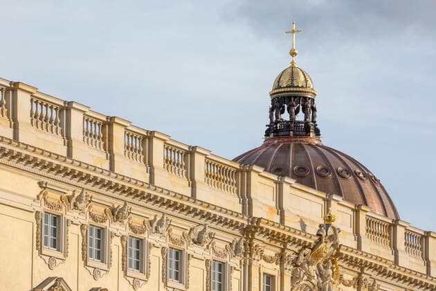 Bilder des Jahres 2020, News 05 Mai News Themen der Woche KW22 News Bilder des Tages Detail der Fassade und Kuppelkreuz des Humboldt-Forums in Berlin. 30.05.2020, Berlin, Detail der Fassade und Kuppelkreuz des Humboldt-Forums in Berlin., Berlin Berlin Deutschland, DEU Humboldt-Forum, Fassade und Kuppelkreuz *** Detail of the facade and dome cross of the Humboldt Forum in Berlin 30 05 2020, Berlin, Detail of the facade and dome cross of the Humboldt Forum in Berlin , Berlin Berlin Deutschland, DEU Humboldt Forum, facade and dome cross