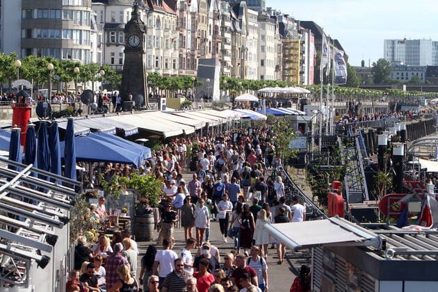 News Bilder des Tages Das schöne Frühlingswetter mit Sonnenschein und Wärme lockte viele Menschen zum Rheinufer und den Restaurants der Kasematten auf der Uferpromenade am Rhein in Düsseldorf, Nordrhein Westfalen, Deutschland