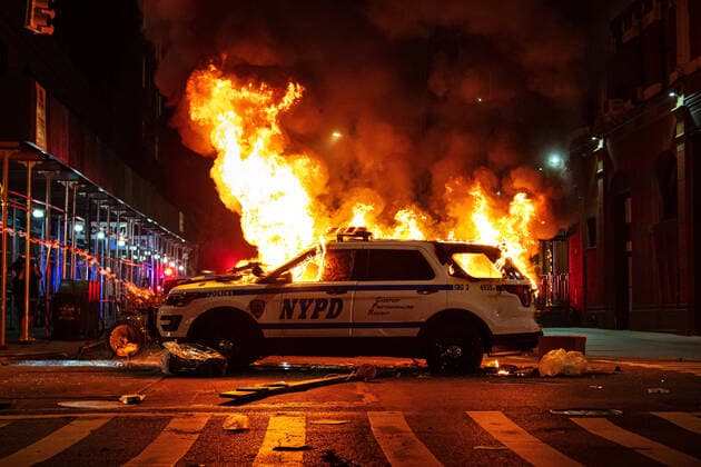 Bilder des Jahres 2020, News 05 Mai News Themen der Woche KW22 News Bilder des Tages 200530 A police car is one fire during a protest over the death of George Floyd, on May 30, 2020 close to Union Square in the Manhattan borough of New York, NY, USA. Photo: Joel Marklund BILDBYRAN kod JM 88155 bbeng protest demonstration Black Lives Matter *** 200530 A police car is one fire during a protest over the death of George Floyd, on May 30, 2020 close to Union Square in the Manhattan borough of New York, NY, USA Photo Joel Marklund BILDBYRAN kod JM 88155 bbeng protest demonstration Black Lives Matter,  Copyright: JOELxMARKLUND 0047299248st