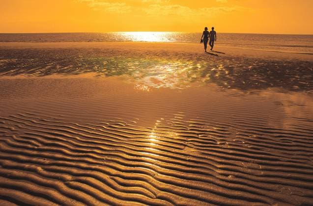 Paar wandert bei Ebbe am Strand, Sonnenuntergang, MR: YES McPBBO *** Couple hiking on the beach at low tide, sunset, MR YES McPBBO McPBBO