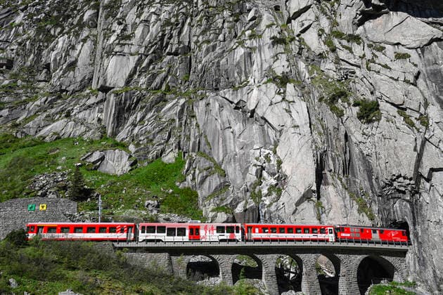 Matterhorn Gotthard Bahn auf der Steinbrücke, Ausfahrt Urnerloch, Schweiz, 25.05.2020 *** Matterhorn Gotthard Railway on the Steinbrücke, exit Urnerloch, Switzerland, 25 05 2020 