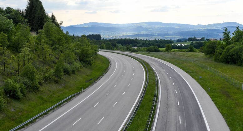 GER, Coronakrise, Fast leere Autobahn A7 im Allgäu 30.05.2020, Autobahn A7, Kempten, GER, Coronakrise, Fast leere Autobahn A7 im Allgäu, wenig Verkehr auf der Autobahn A7 im Bereich zwischen dem Autobahndreieck Allgäu und der Ausfahrt Oy-Mittelberg im Bild wenige Autos im Bereich Rottachsee