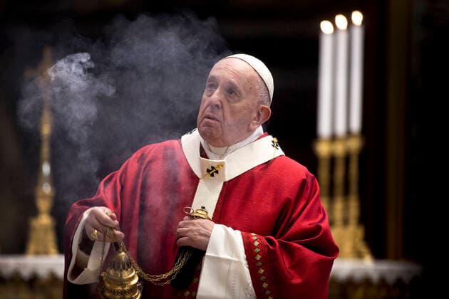 Bilder des Jahres 2020, News 05 Mai News Themen der Woche KW22 News Bilder des Tages NO FRANCE - NO SWITZERLAND: May 31, 2020 : Pope Francis leads the Pentecost Mass in the Blessed Sacrament chapel of St. Peter s Basilica, at the Vatican for the first time since lockdown was imposed three months ago to curb the spread of COVID-19, caused by the novel coronavirus.  Copyright: x VATICANxPOOL CPPx xIPAx xCatholicxPressxPhotox