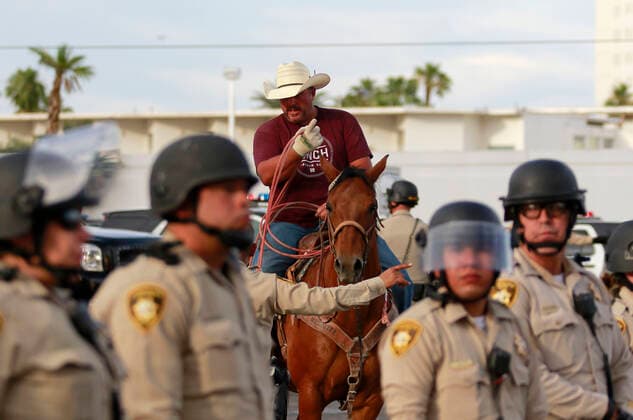 News Bilder des Tages May 31, 2020, Las Vegas, Nevada, USA: A civilian on horseback crosses the police line during a Black Lives Matter protest on the Strip Sunday, May 31, in Las Vegas. The protest, which is one of many across the US this weekend, is in response to the recent death of Minneapolis man G. Floyd, who died in police custody. Las Vegas USA - ZUMAc98_ 20200531_sha_c98_683 Copyright: xRondaxChurchillx